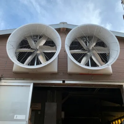 繋ぎ牛舎に追加された排気ファン（外観）